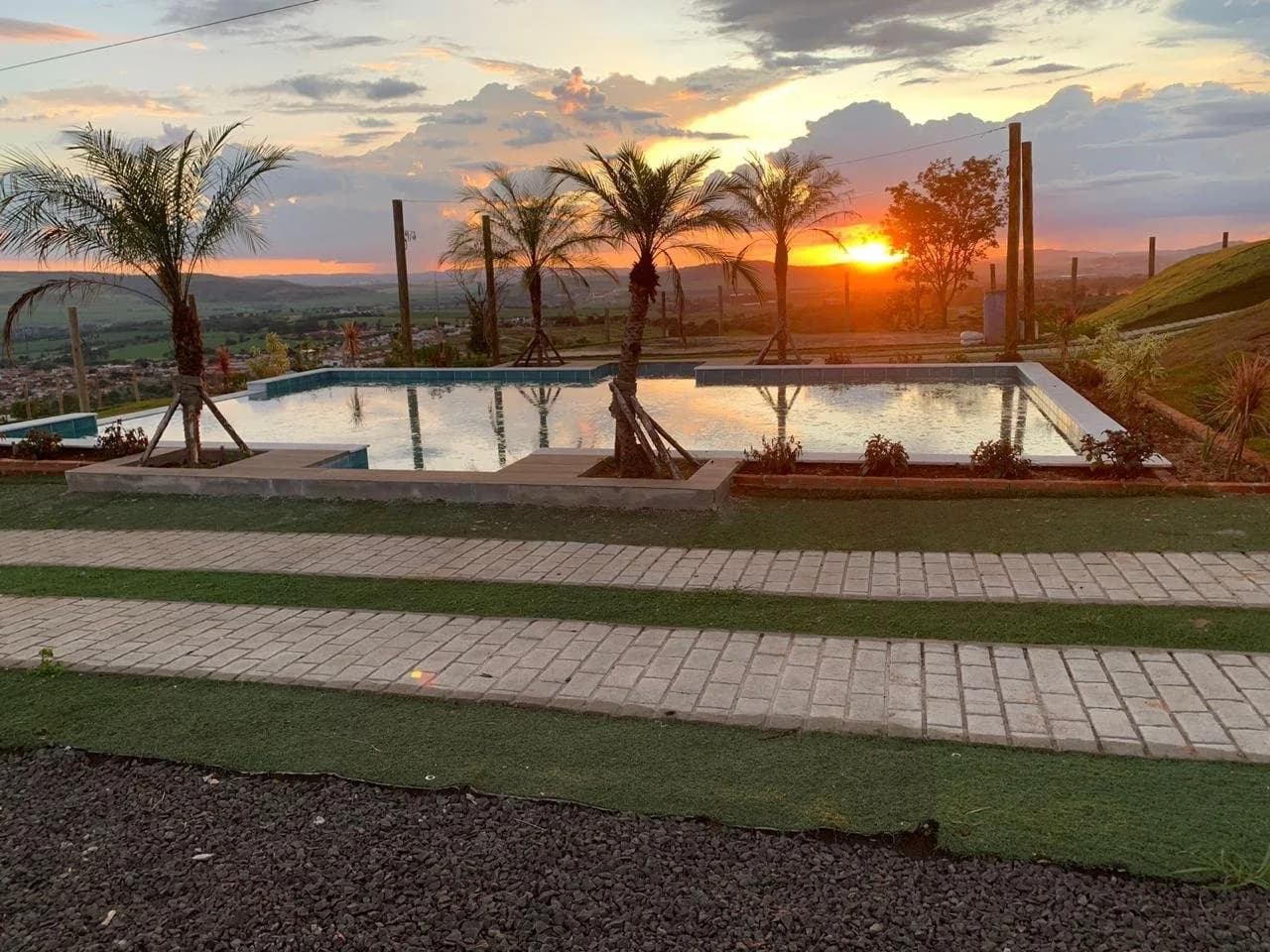 Pôr do sol refletido na piscina