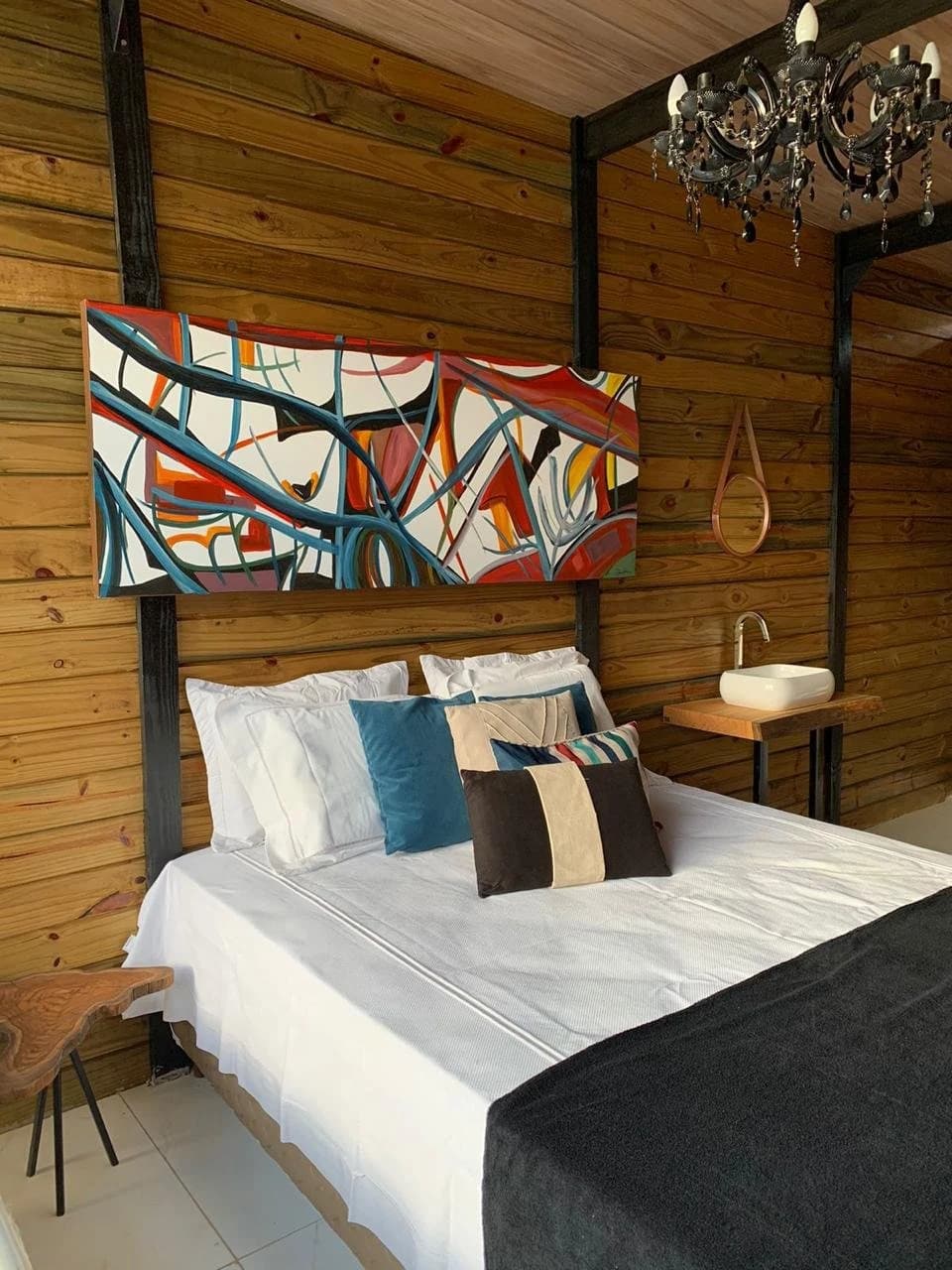 Cama de casal e detalhes em madeira
