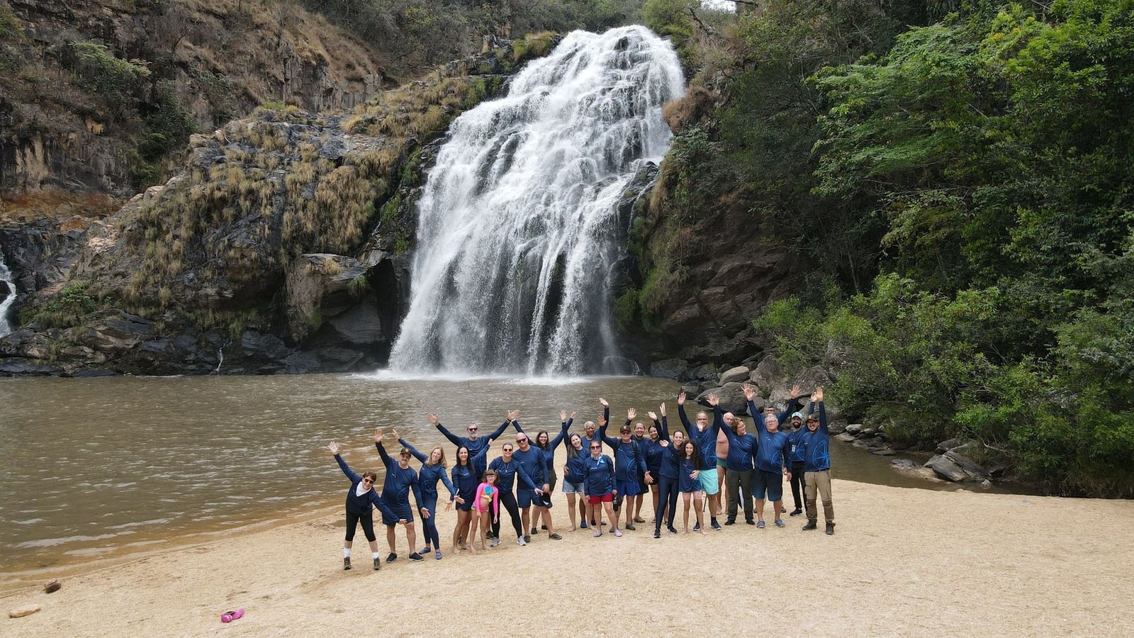 Grupo na Cachoeira Maria Augusta