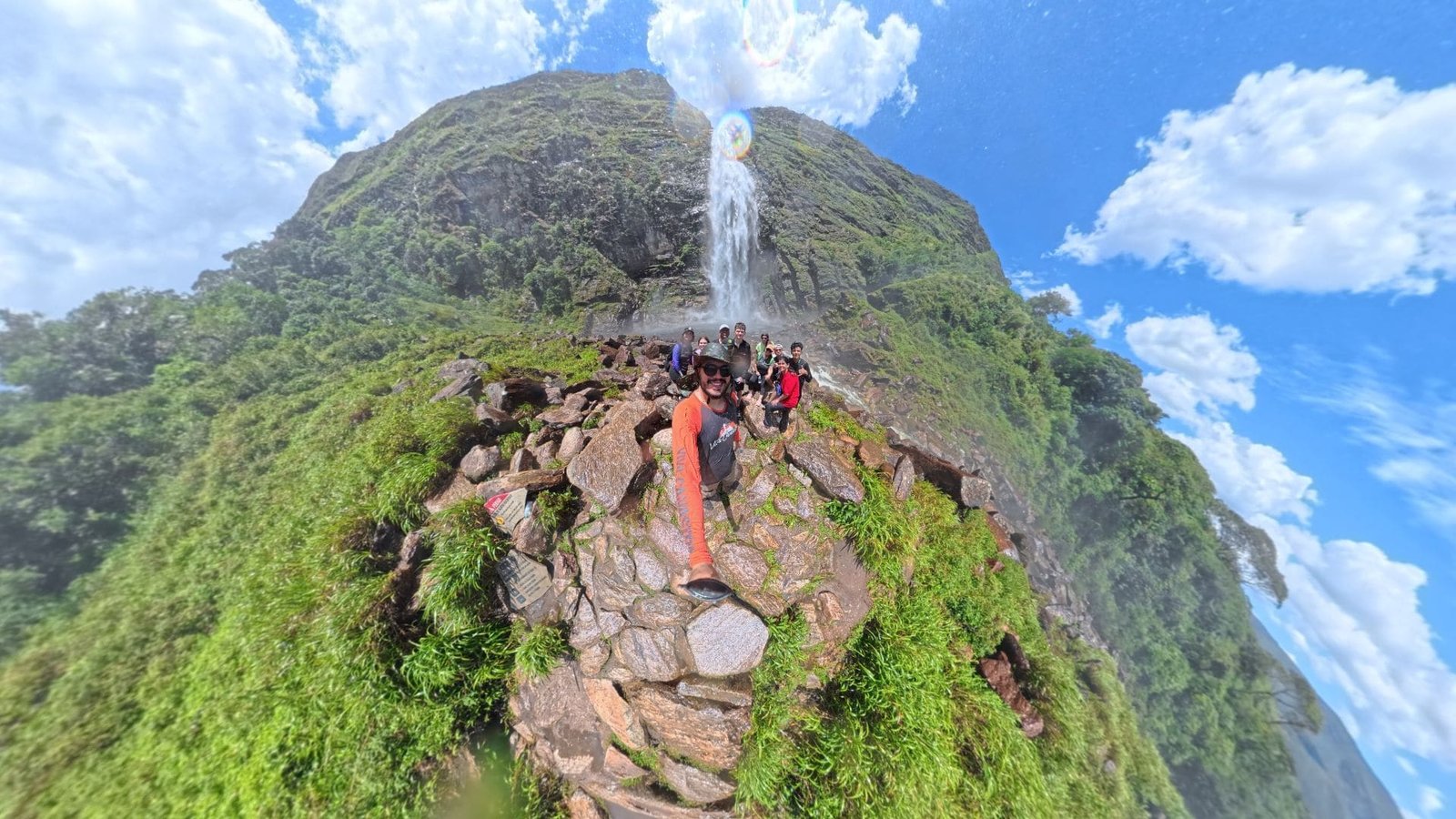 Grupo aos pés da Cachoeira Casca D'Anta