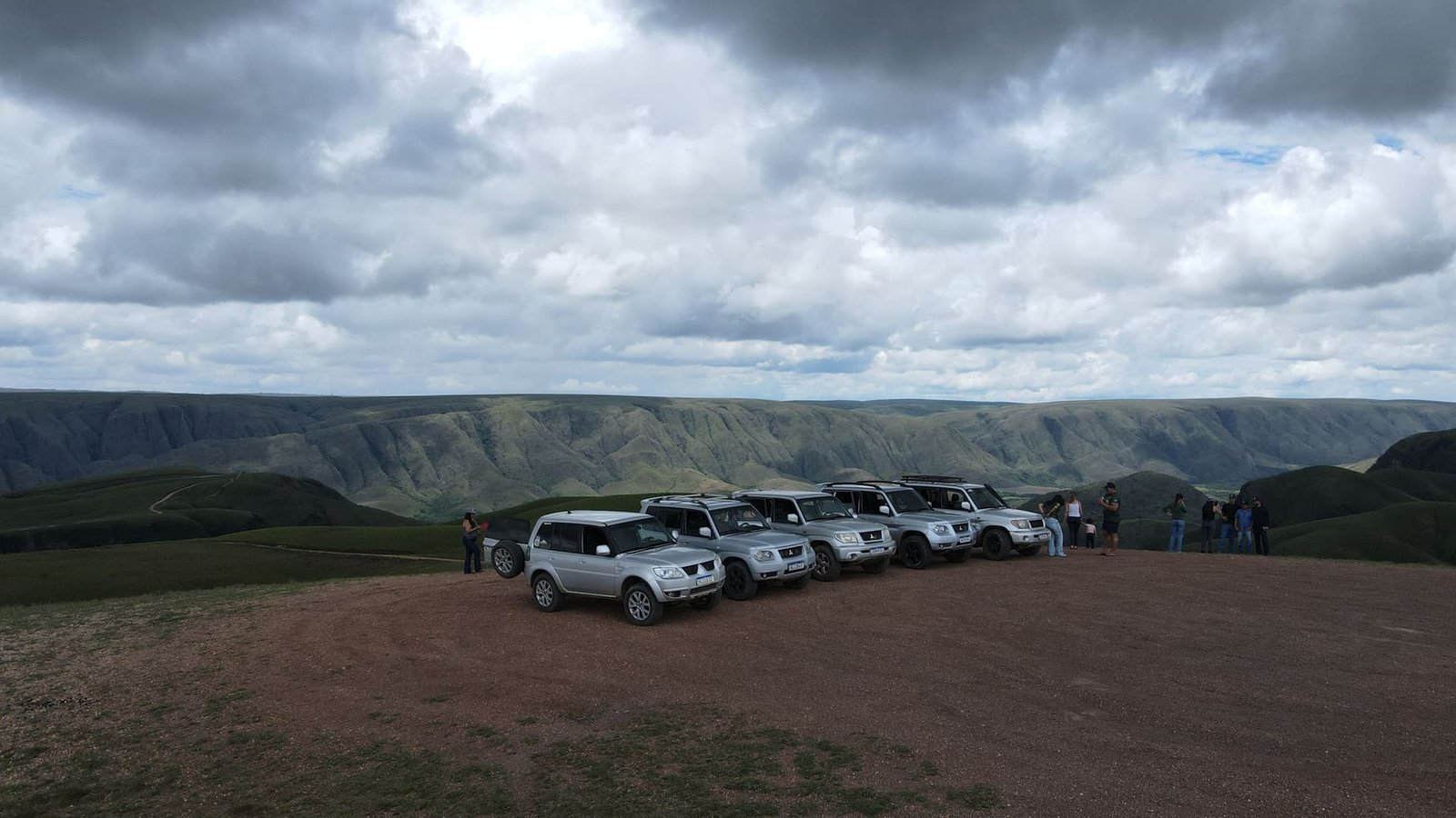 Veículos da expedição no mirante dos cânions da Canastra