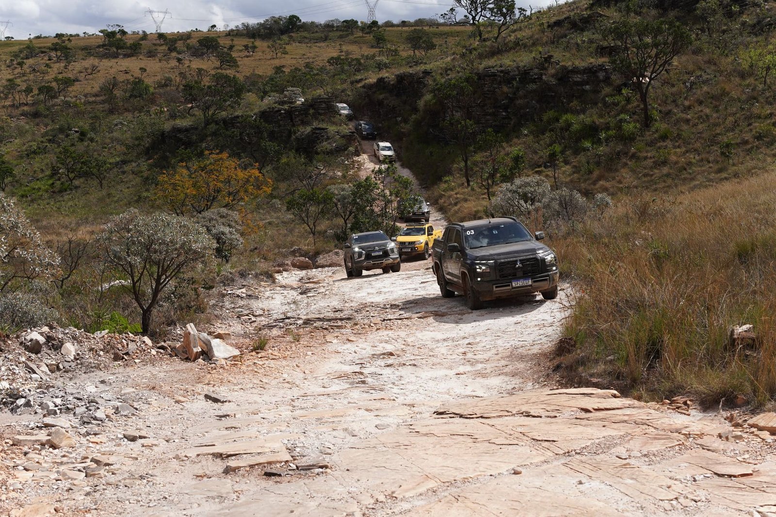 Comboio de veículos 4x4 nos cânions de Capitólio
