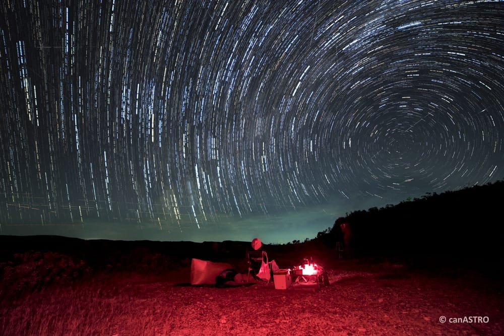 Rastro das estrelas girando no céu dos Canteiros, em fotografia de longa exposição